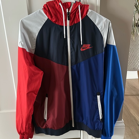 Men’s Nike Windrunner Jacket size Medium. 100% Authentic in GREAT CONDITION - Picture 1 of 5